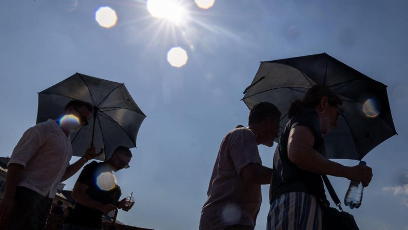 Caldo estremo sull’Italia, oggi sono 22 le città da bollino rosso: domani salgono a 25