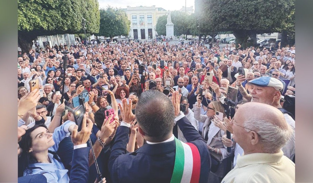 La folla adorante dopo la proclamazione di Cannizzaro