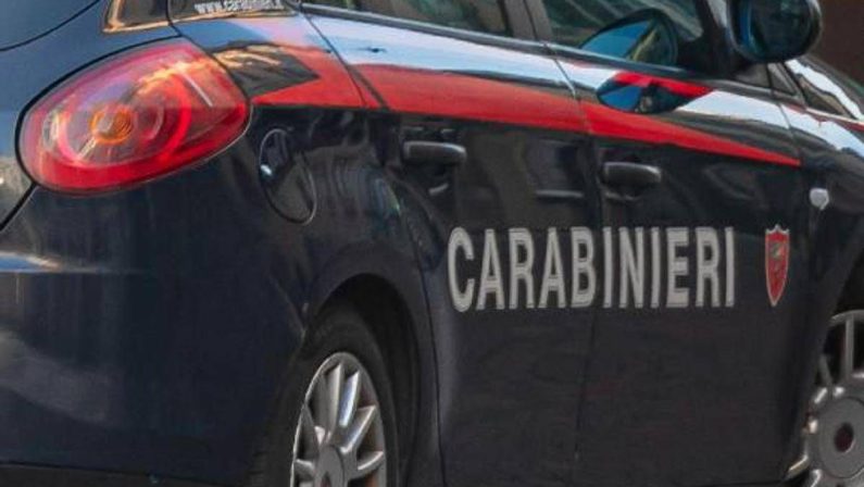 Procida, registra il collegio docenti con lo smartphone e aggredisce preside e vigili. Arrestato 47enne