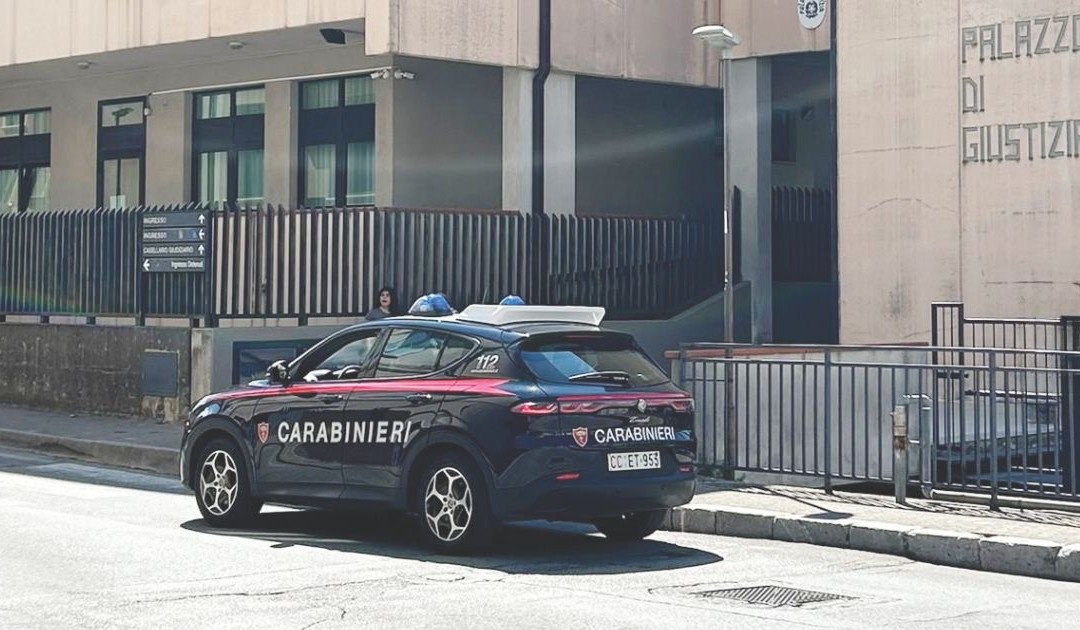 Sant’Arcangelo, lo pestano e rapinano, cinque arresti