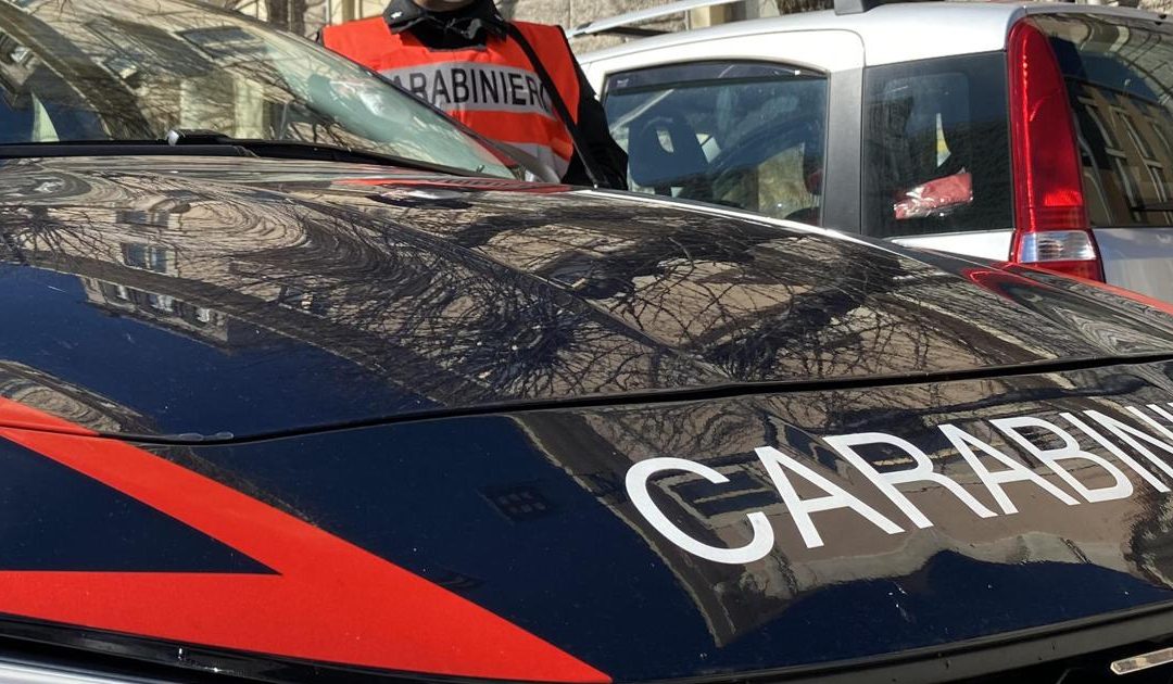 Napoli, tentata rapina in centro: banditi sparano contro un’auto