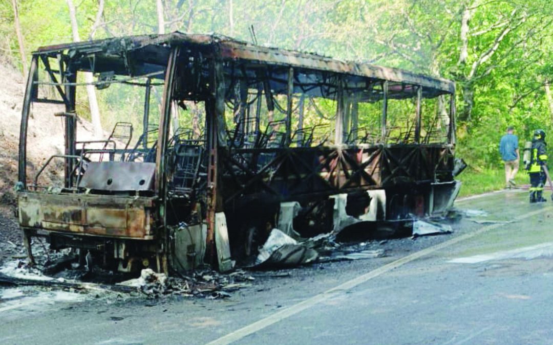 Castronuovo di Sant’Andrea, autobus in fiamme sulla provinciale 42