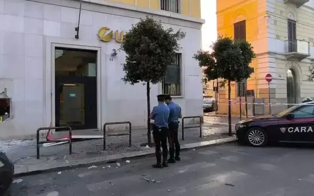 Cerignola, assaltato il bancomat Unicredit: 4 banditi in fuga con il bottino