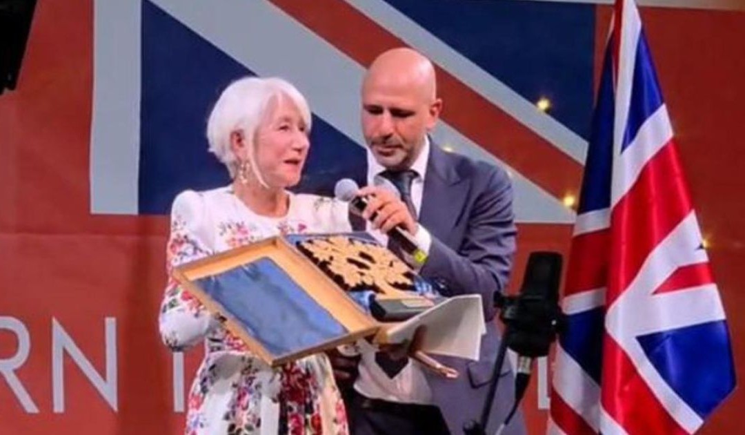 Checco Zalone premia Helen Mirren: “Se solo ti avessi conosciuto qualche anno fa…”