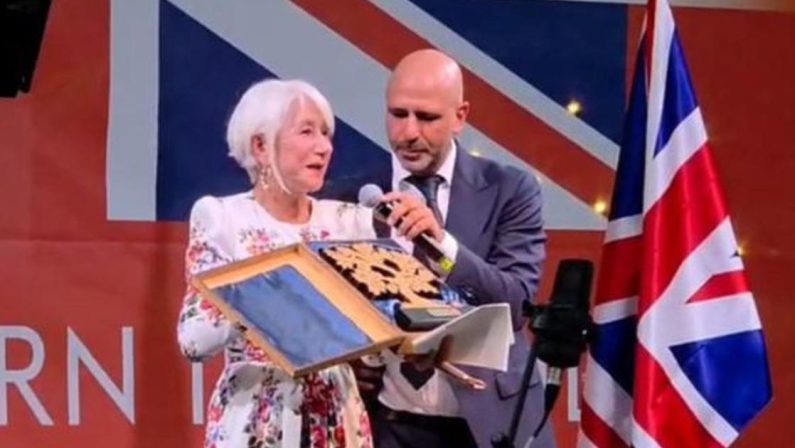 Checco Zalone premia Helen Mirren: “Se solo ti avessi conosciuto qualche anno fa…”