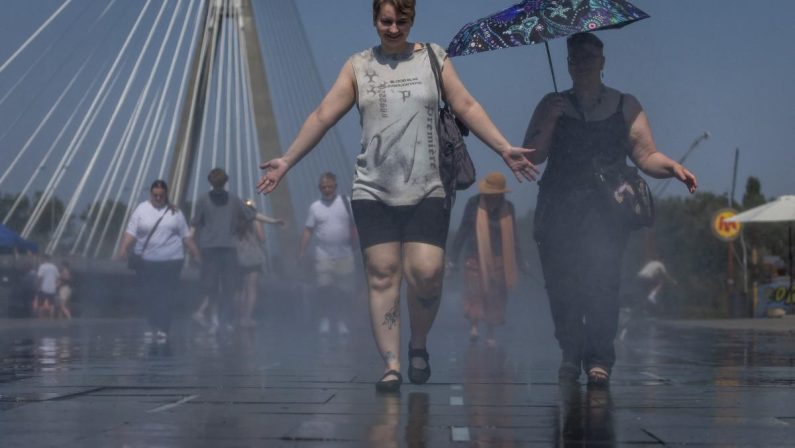 Caldo record in Europa, l’ondata si sposta a Est: Budapest verso i 40°C, allerta in 7 Paesi