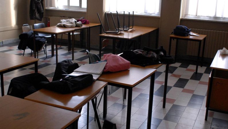 “Dammi le sigarette o sparo”, studente punta la pistola contro un professore