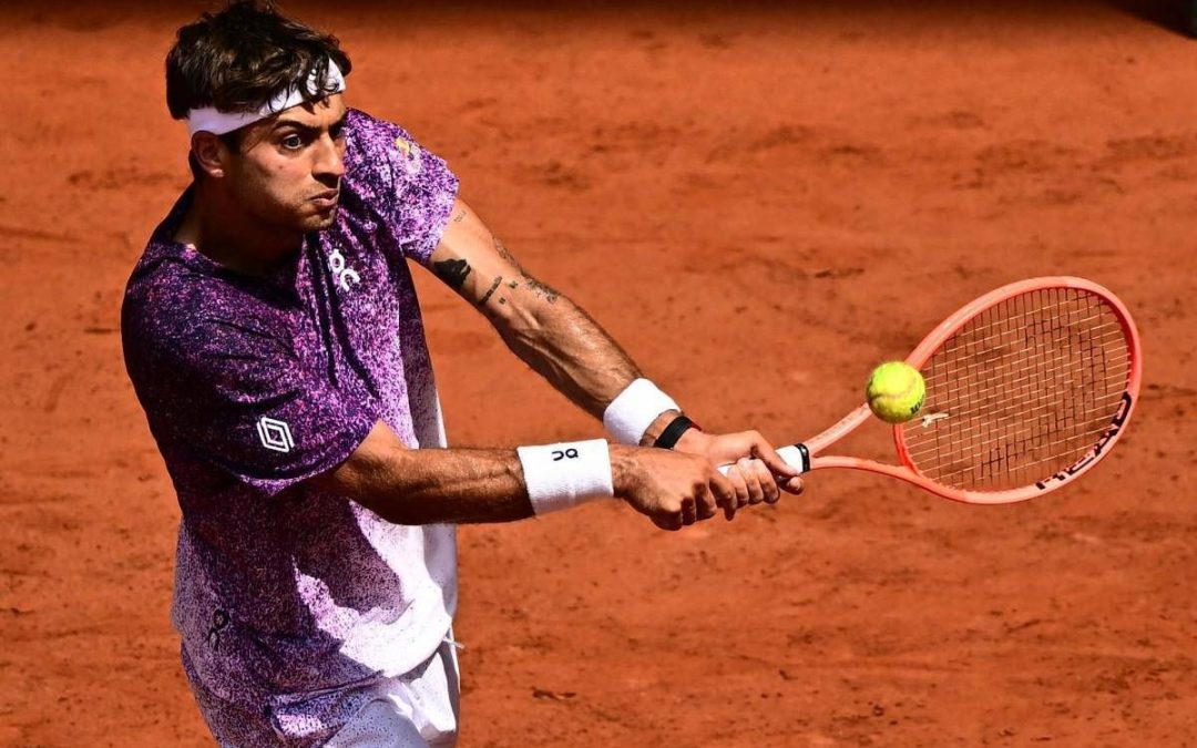 Svajda si fa male, Cobolli corre ad aiutarlo: fair play al Roland Garros