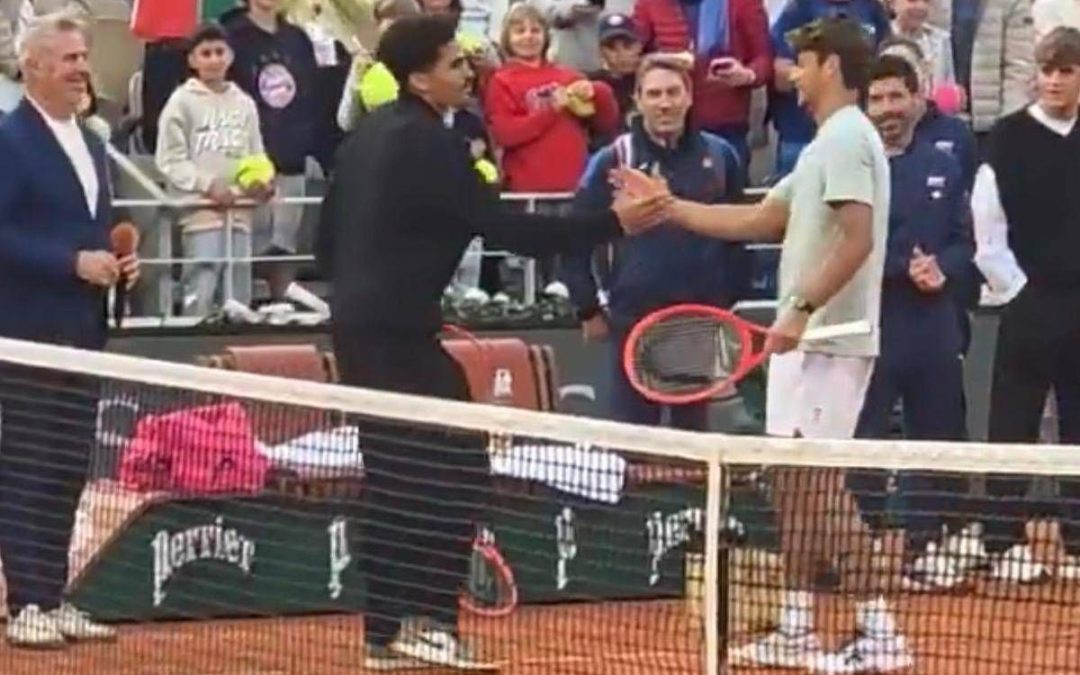 Roland Garros, la semifinale non si gioca? Cobolli si allena con un tifoso sul Centrale