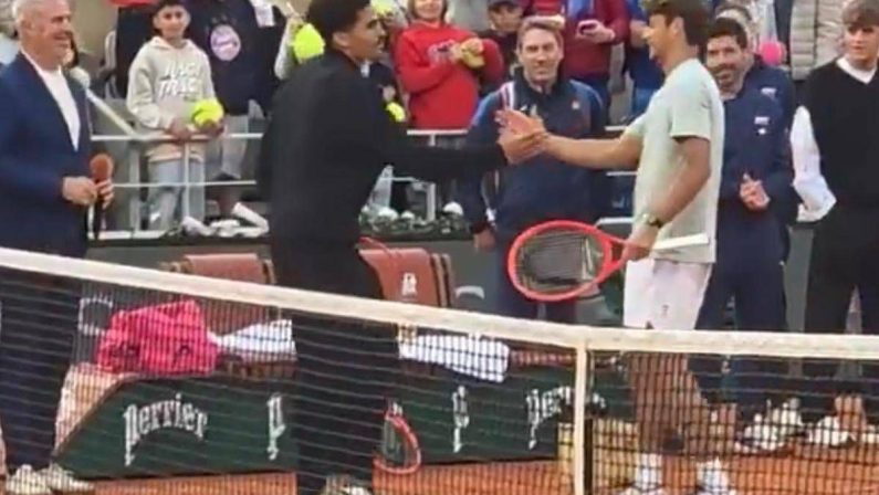 Roland Garros, la semifinale non si gioca? Cobolli si allena con un tifoso sul Centrale