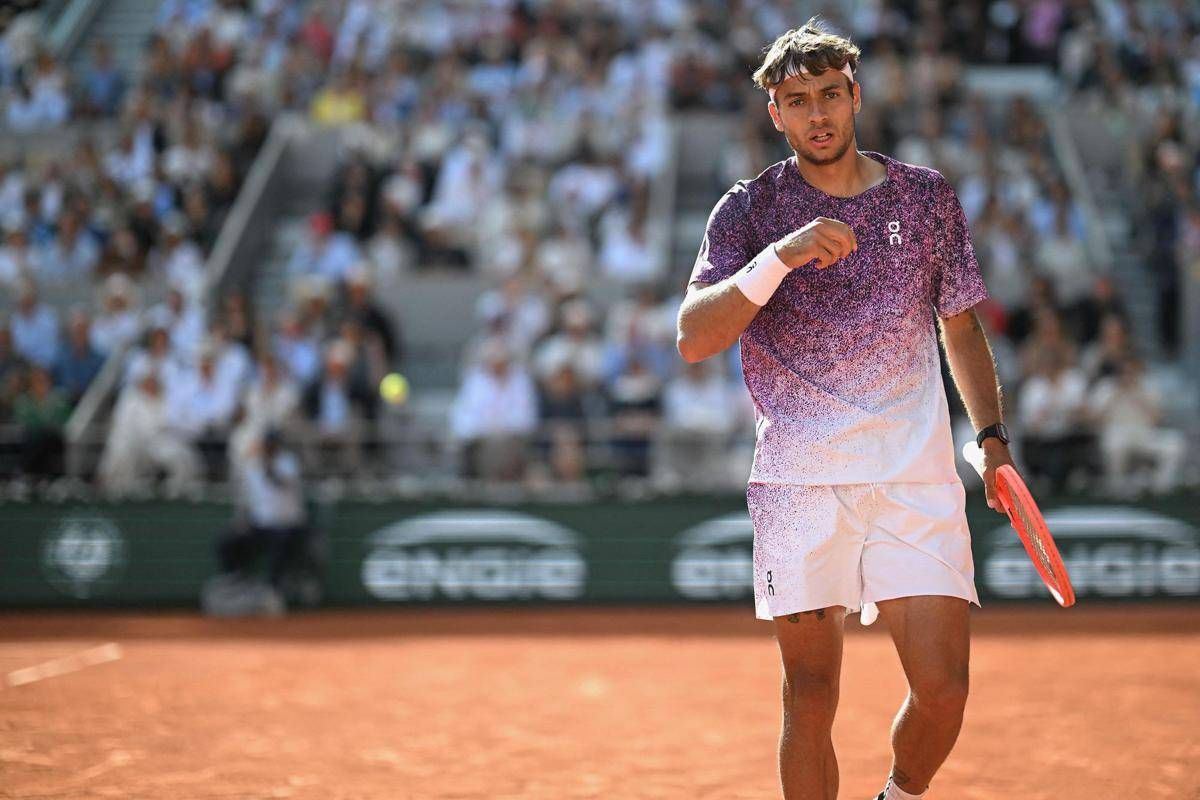 https://www.quotidianodelsud.it/wp-content/uploads/2026/06/cobolli-roland-garros-fg-ipa.jpeg