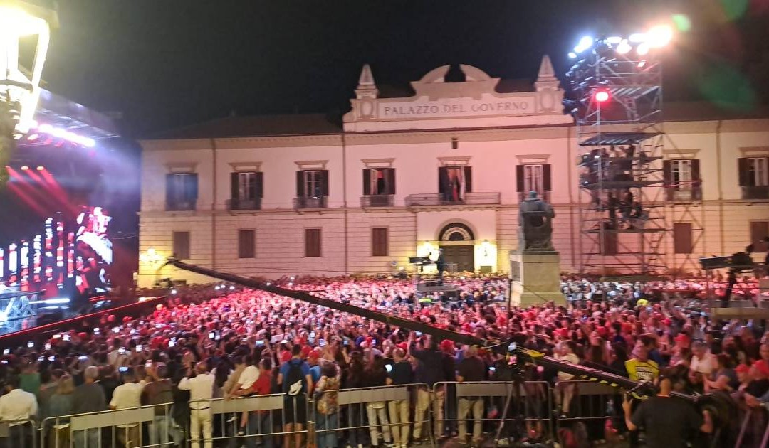 Il live di RaiRadio2 contagia Cosenza, Rendano Arena invasa nel segno di Rino Gaetano