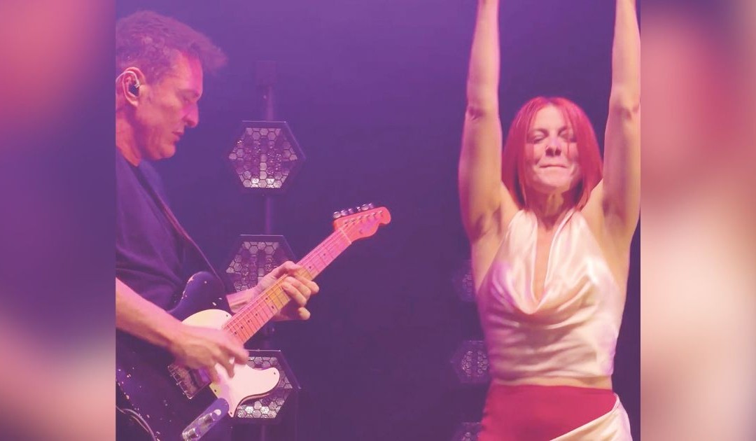 Noemi accanto al suo chitarrista