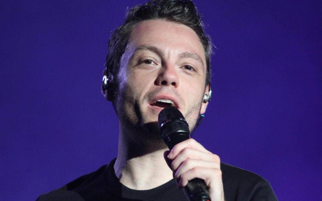 Tiziano Ferro fatica al concerto e preoccupa fan: “Che gli è successo?”