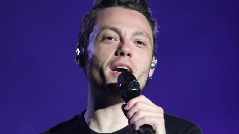 Tiziano Ferro fatica al concerto e preoccupa fan: “Che gli è successo?”