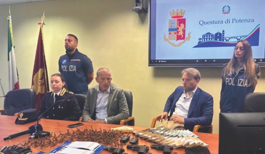 Il Questore Gargiulo (al centro) e il dirigente della Mobile, Varrone, durante la conferenza stampa