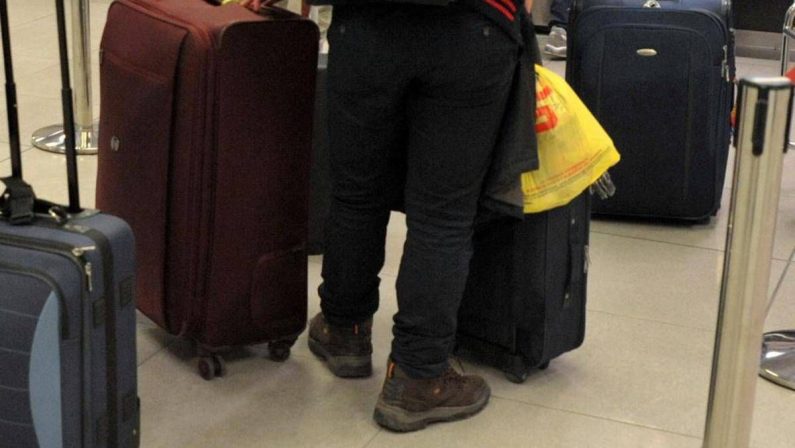 Il senatore Menia e il diverbio con la coppia gay a Fiumicino: “Siate educati”, “Omofobo”