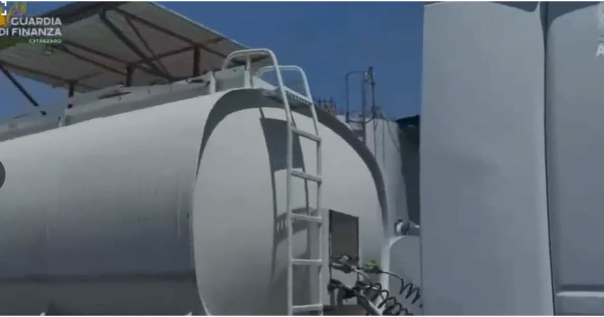 https://www.quotidianodelsud.it/wp-content/uploads/2026/06/crotone-carburante.jpg