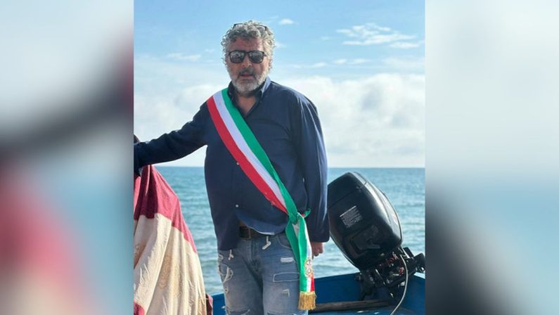 Crucoli, il sindaco Librandi protesta in mare contro la Regione: «Subito le barriere contro l’erosione»