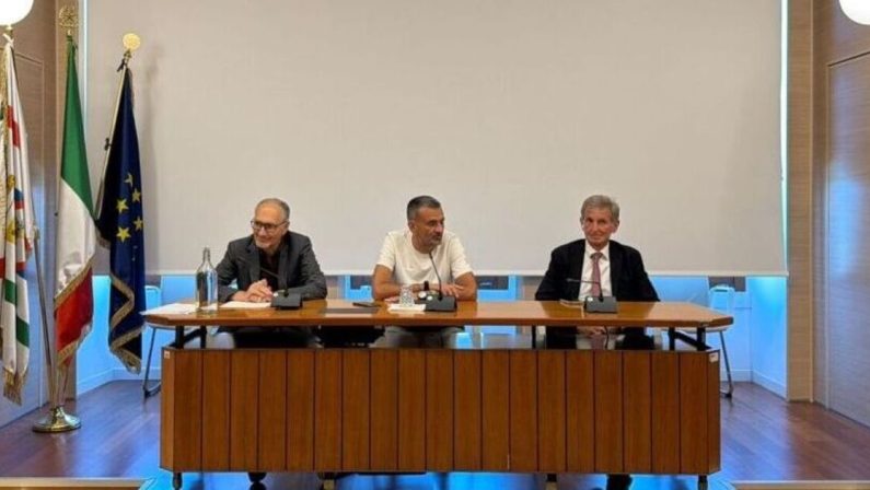Ex Ilva, Decaro: «Decarbonizzazione e reindustrializzazione per garantire lavoro»