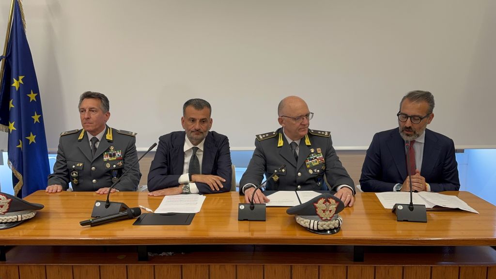https://www.quotidianodelsud.it/wp-content/uploads/2026/06/decaro.jpeg