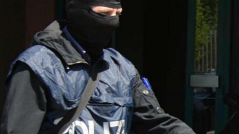 Materiale jihadista e manuale per la fabbricazione armi: arrestato 16enne