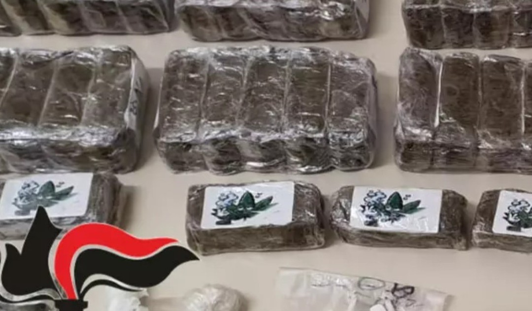 Napoli, padre e figlio arrestati con circa tre chili e mezzo di droga
