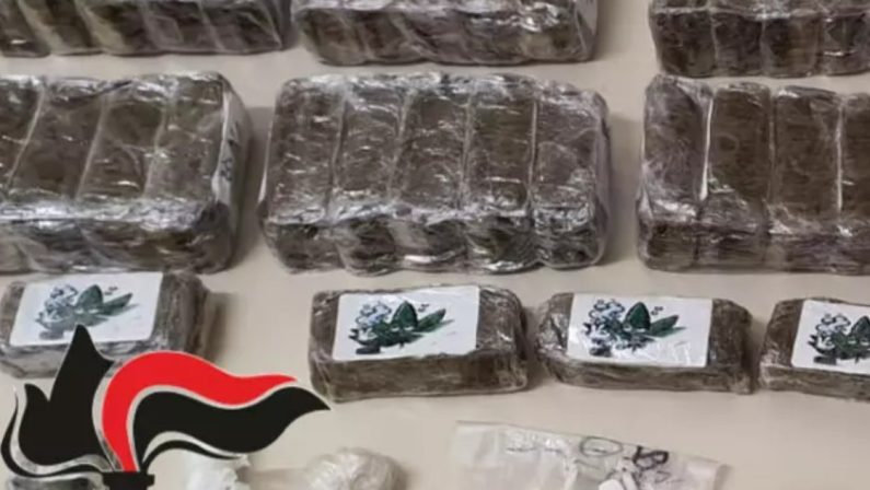 Napoli, padre e figlio arrestati con circa tre chili e mezzo di droga