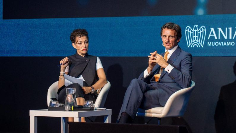 Indagine Bain & Company-Aniasa, italiani non rinunciano ad auto, ma rinviano acquisto