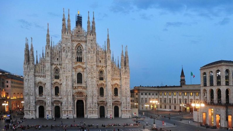 Milano, la denuncia di una 31enne: “Abusi da uno sconosciuto nel bagno di un locale”