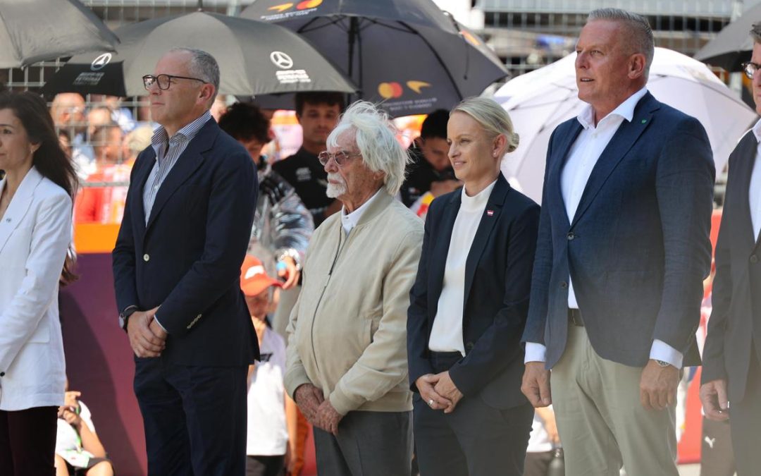 Ecclestone torna sul podio, premia Russell con la medaglia del presidente Fia