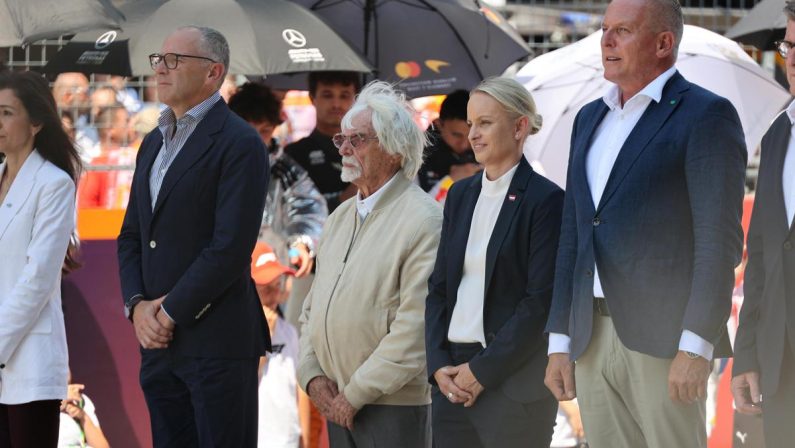 Ecclestone torna sul podio, premia Russell con la medaglia del presidente Fia