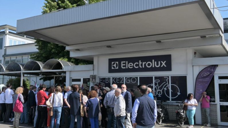 Electrolux sospende piano licenziamenti e chiusure per 50 giorni