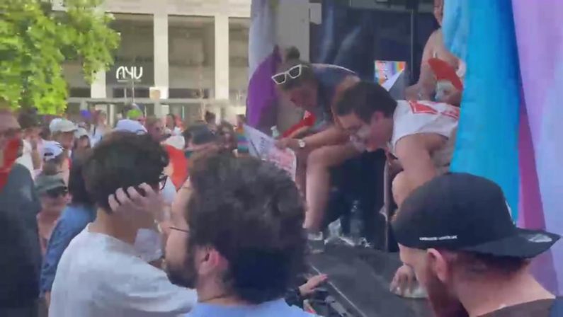 Elly Schlein al Pride di Milano: “Omotransfobia uccide”