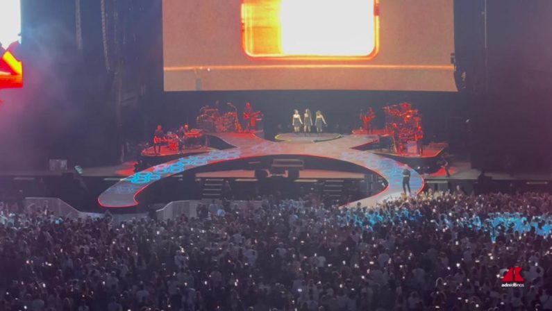 Eros Ramazzotti scalda la sua città, in 42mila allo stadio Olimpico di Roma