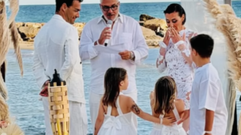 Fognini e Pennetta, l’anniversario di matrimonio e la festa a sorpresa in spiaggia