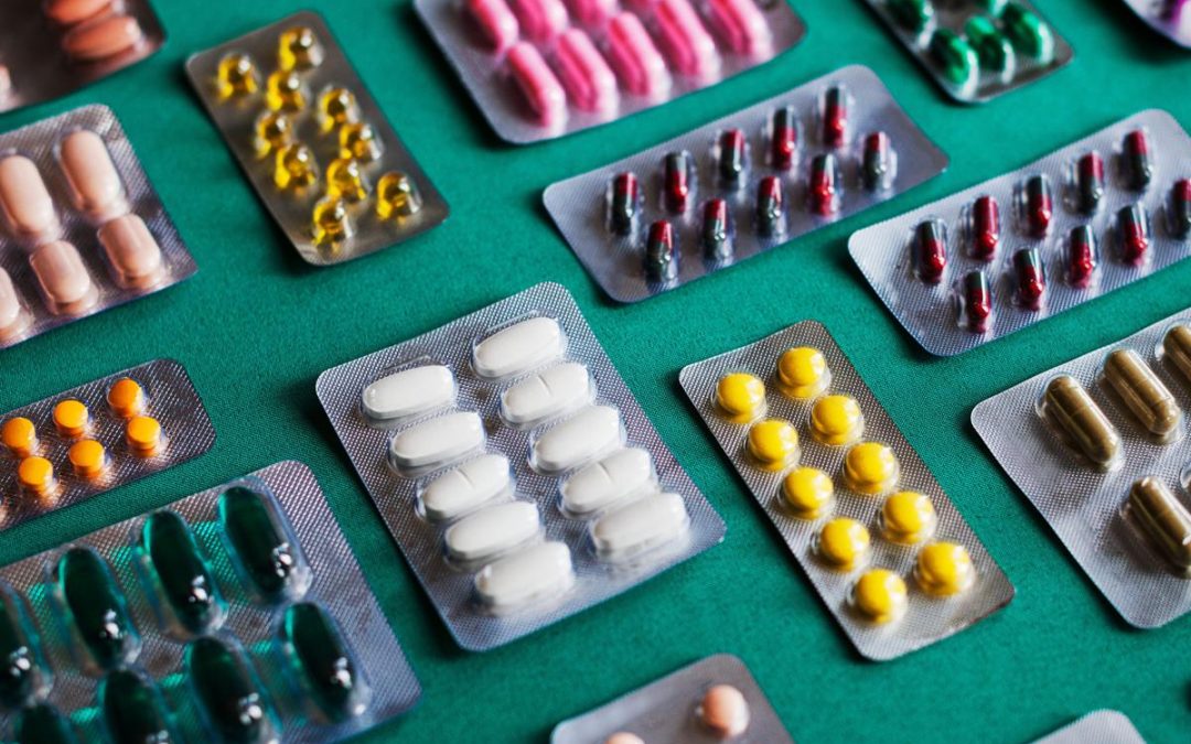 Farmaci in valigia, quali portare con sé in vacanza e come conservarli correttamente