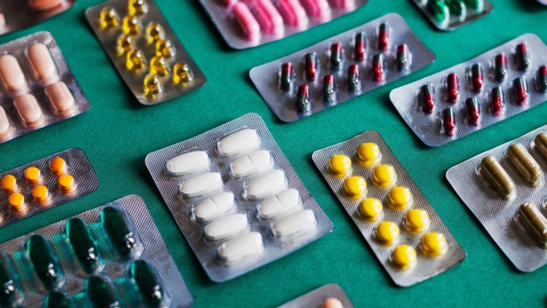 Farmaci in valigia, quali portare con sé in vacanza e come conservarli correttamente