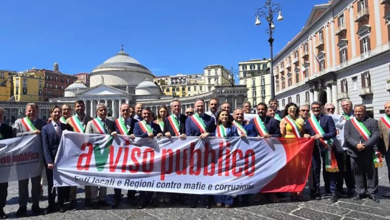 No alle intimidazioni: Flash mob dei sindaci campani davanti alla Prefettura di Napoli