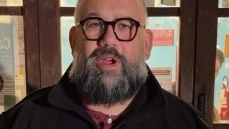 “Obeso e con spalle troppo larghe per risonanza magnetica”: l’odissea dell’attore Francesco Chiantese
