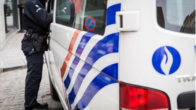 Francia, due bambini di 2 e 4 anni trovati morti in auto: “La causa potrebbe essere il caldo”
