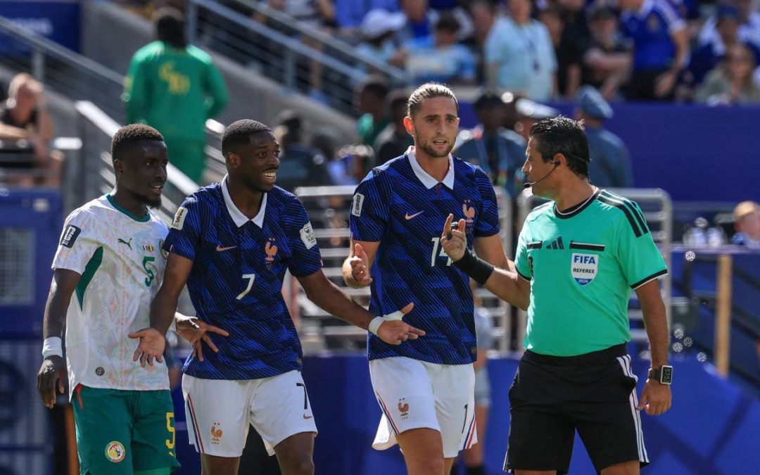 Francia-Senegal, contatto Mbappé-Mané e rigore negato: furia Deschamps e tv ‘ingannate’