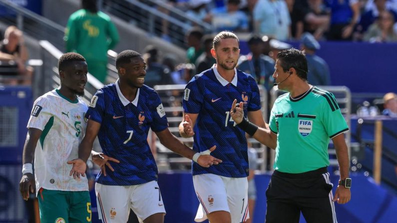 Francia-Senegal, contatto Mbappé-Mané e rigore negato: furia Deschamps e tv ‘ingannate’