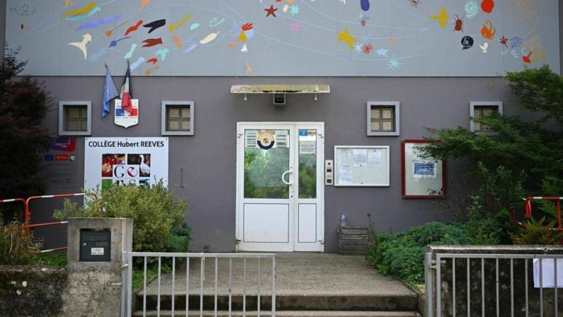 Choc in Francia per l’11enne Lyhanna, uccisa da pedofilo già noto: politica indignata, proteste in piazza ﻿