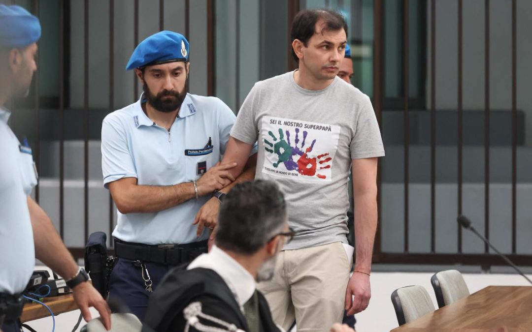 Femminicidi escort, Frumuzache condannato all’ergastolo. Lui in aula con la maglietta dei figli: “Sei il nostro superpapà”