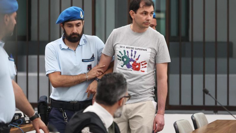 Femminicidi escort, Frumuzache condannato all’ergastolo. Lui in aula con la maglietta dei figli: “Sei il nostro superpapà”