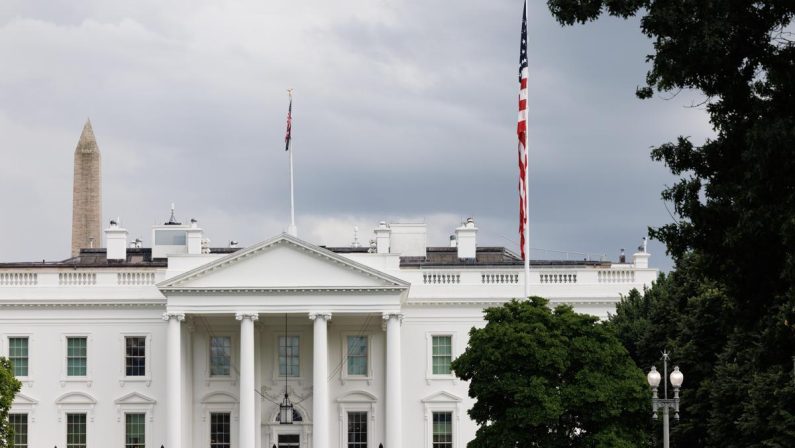 FBI sventa attentato alla Casa Bianca: piano con droni esplosivi e cecchini durante l’evento UFC di Trump