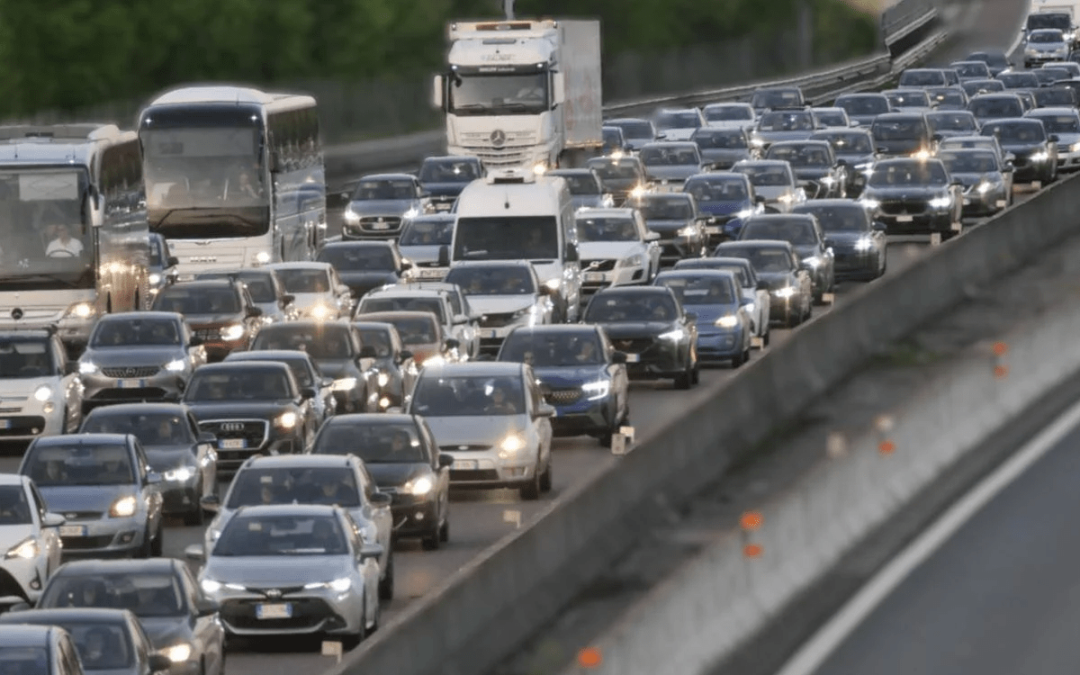 Autostrade, in coda per traffico e cantieri: da oggi scatta il rimborso del pedaggio