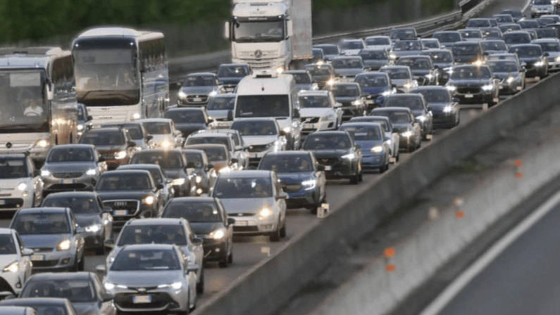 Autostrade, in coda per traffico e cantieri: da oggi scatta il rimborso del pedaggio