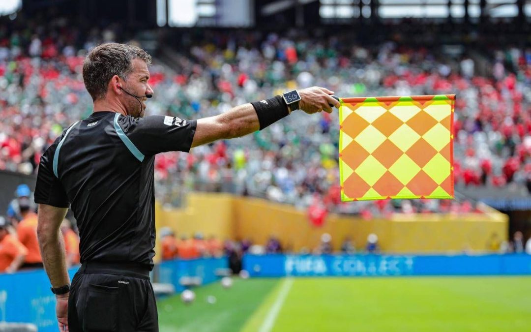 Mondiali, la Fifa rivoluziona il fuorigioco: niente più bandierine ‘in ritardo’